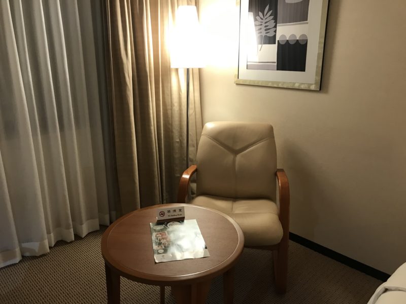 ホリデイイン・仙台の椅子とテーブル